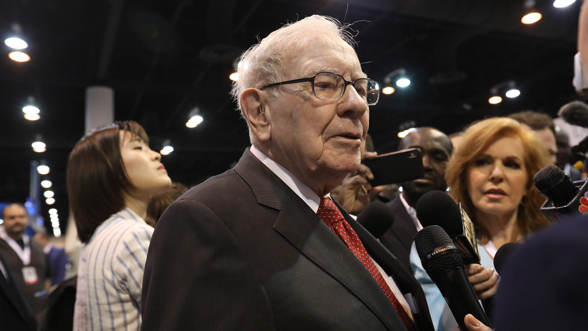 Warren Buffett und Berkshire Hathaway verkaufen schon wieder Millionen Aktien von diesem Unternehmen (Foto: Xinhua/IMAGO)