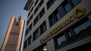 Commerzbank: Aktie legt trotz Unsicherheit zu, aber...  / Foto: Sebastian Christoph Gollnow/picture alliance/dpa