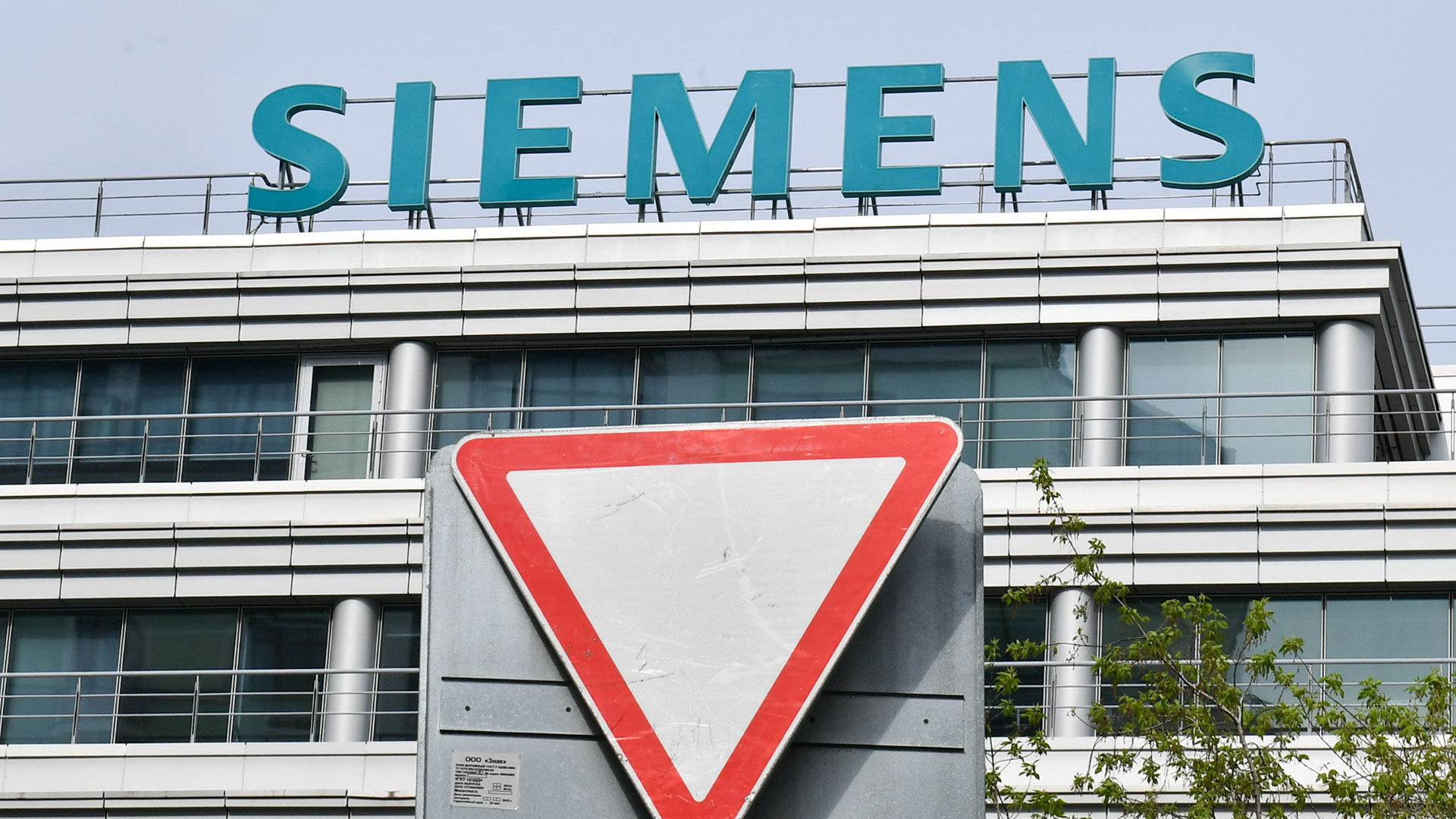 Hiobsbotschaften bei Siemens: Aktie jetzt verkaufen oder als Schnäppchen nutzen? (Foto: TASS/Maxim Grigoryev/picture alliance/dpa)