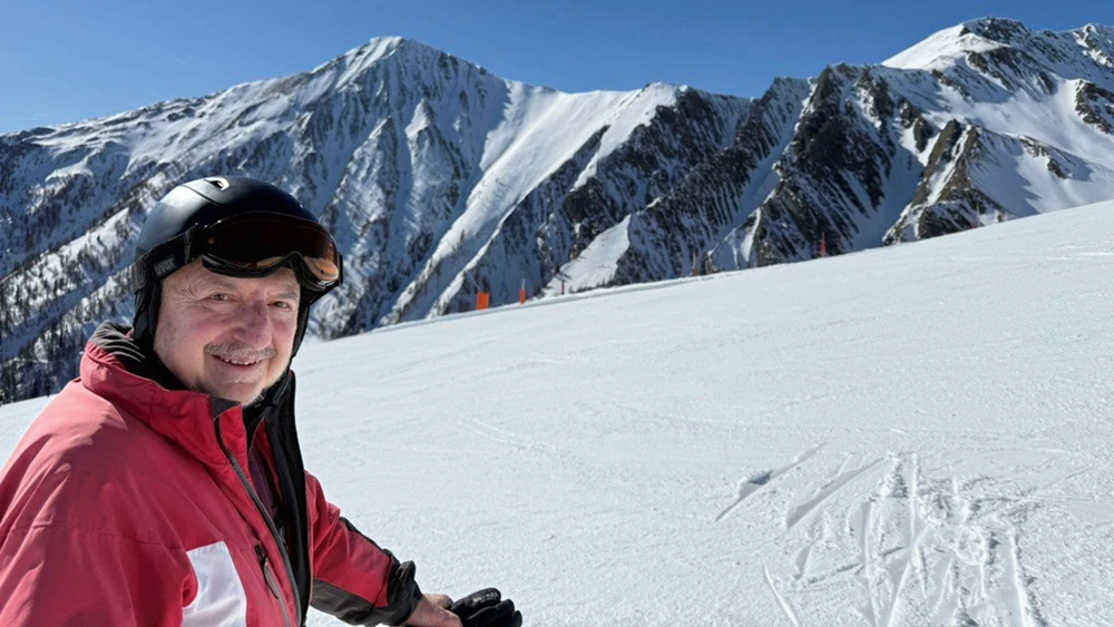 Dr. Elder privat beim Skifahren