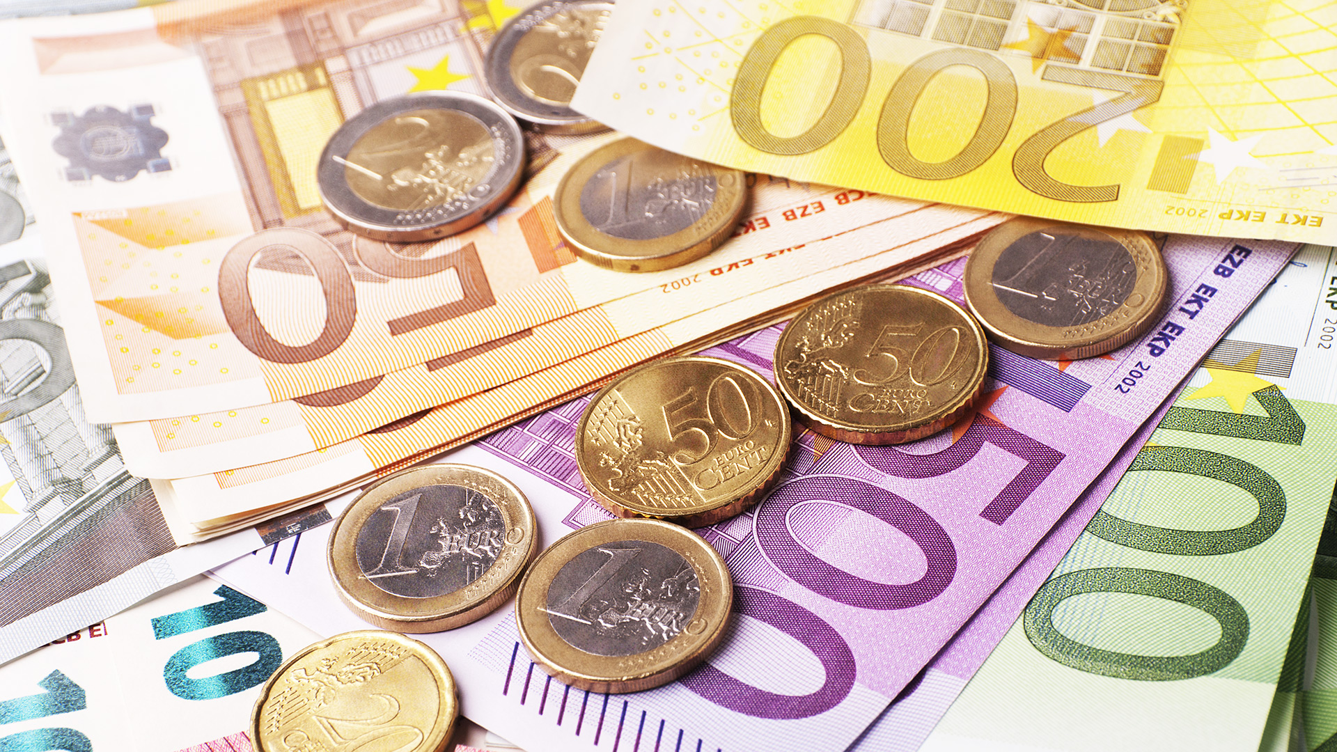 Welle der Zinserhöhungen beim Tagesgeld: Wie viel Geld habe ich bei 10.000 Euro nach einem Jahr bei comdirect, Renault Bank und ING? (Foto: ElenaR/shutterstock)