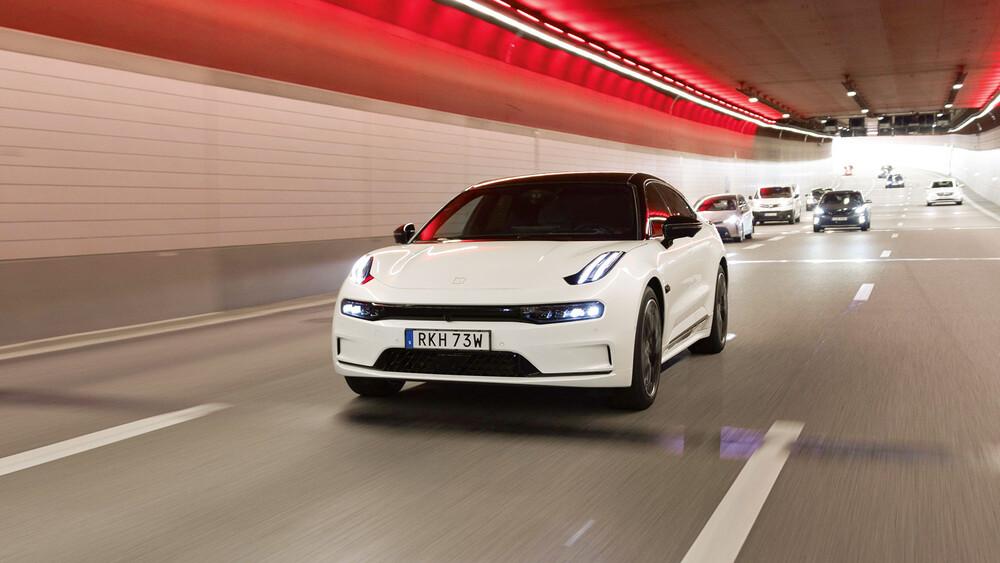 Ein Zeekr E-Auto fährt durch einen Tunnel