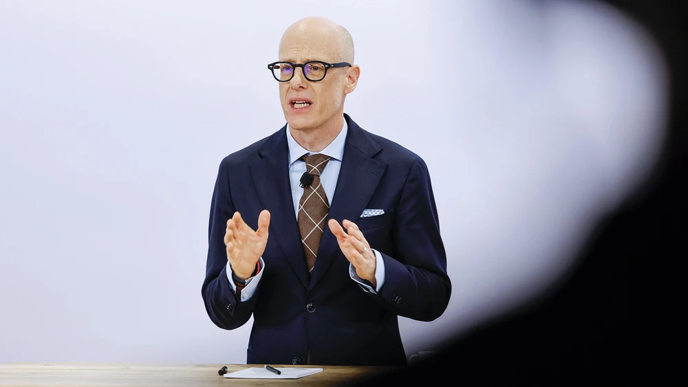 Porsche CEO Michael Leiters gestikuliert am Rednerpult