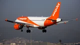 Easyjet PLC: EasyJet knickt ein – dieser Rivale macht es besser