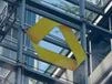 DAX: Commerzbank hängt Deutsche Bank ab ‑ Kapitalüberschuss statt Kapitallücke