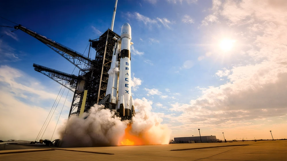 Fotorealistische SpaceX-Rakete auf der Startrampe kurz vor dem Start vor sonnigem Himmel mit Rauch umhüllt