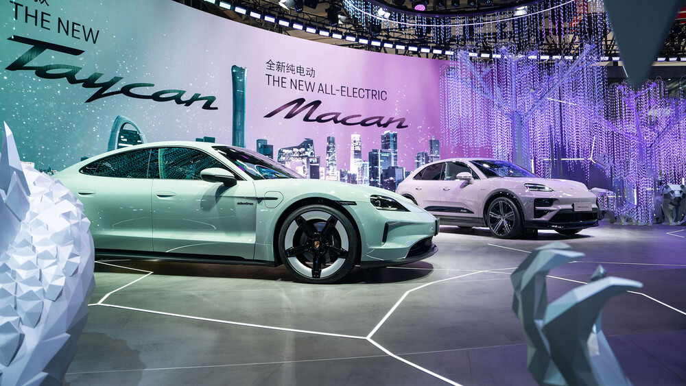 Porsche Taycan und Macan in Ausstellung