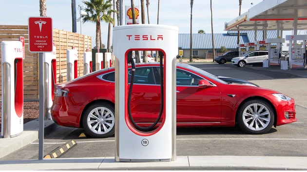 Tesla könnte Ladesäulen für alle öffnen – ein Fehler?