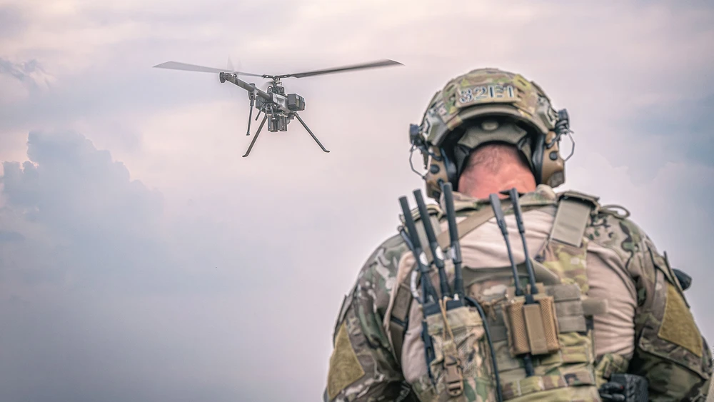 Ein Soldat in Montur von hinten steuert eine Drohne