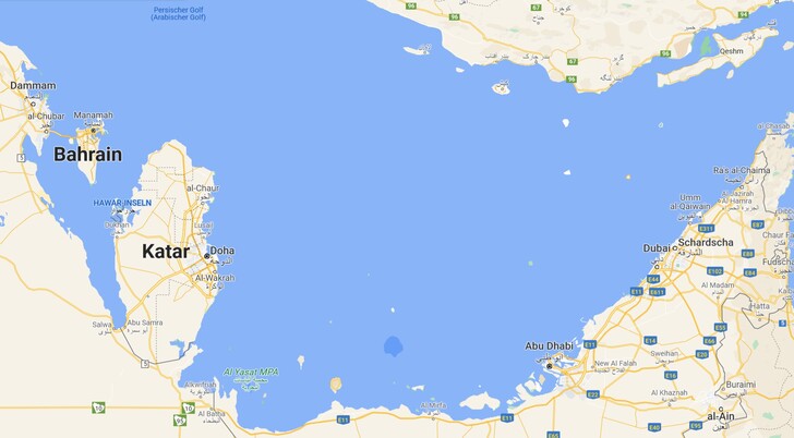 Der Wüstenstaat Katar liegt knapp 400 km westlich von Dubai im Persischen Golf.