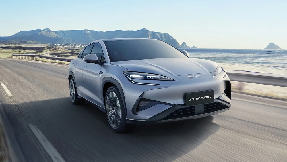 BYD Selion fährt auf Küstenstraße