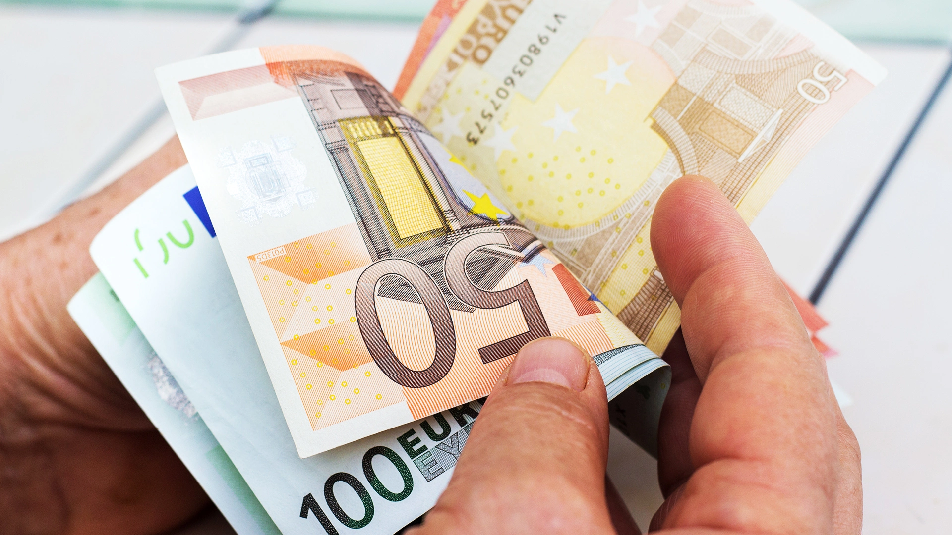 Maximieren Sie Ihren finanziellen Erfolg mit dem €uro Finanz&#8209;Newsletter: Jetzt anmelden und Geschenk sichern (Foto: Hammarby-Studios/iStock)