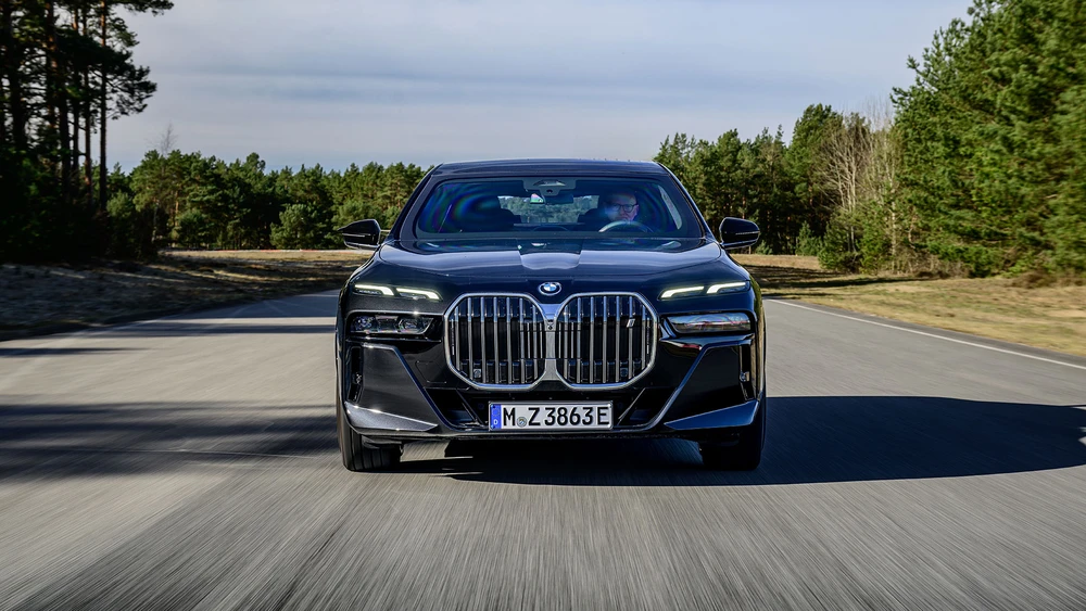 Der neue BMW 760i xDrive Protection frontal fahrend auf Straße