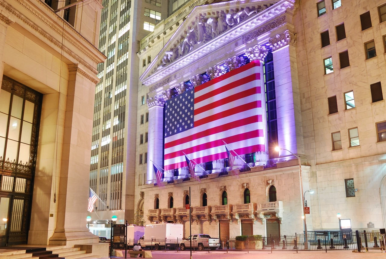 Schlussglocke: Dow Jones knackt erstmals 35.000 – Tech-Störfeuer drückt vor allem Tesla, Facebook, Amazon und Qualcomm