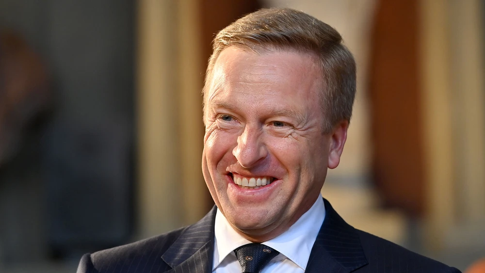 Oliver ZIPSE (Vorstandsvorsitzender BMW AG) lachend bei der Verleihung des Bayerischen Verdienstordens im Antiquariat der Residenz in München am 10.07.2024 