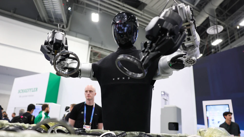 Der autonome Radroboter „Humanoid Alpha Robot HMND-01“ entnimmt am 6. Januar 2026 auf der jährlichen Consumer Electronics Show (CES) Ringe aus einem Behälter am Stand von Schaeffler Robotics