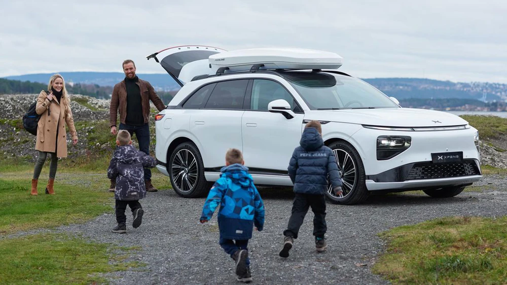 Familienausflug in die Natur mit Elektroauto Xpeng G9
