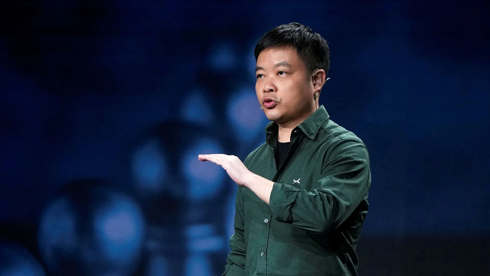 Xpeng Xiaopeng Motors CEO He Xiaopeng gestikuliert auf Bühne