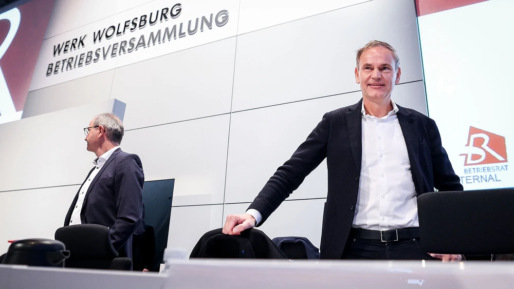 Oliver Blume, Vorstandsvorsitzender von Volkswagen, und der Leiter des VW-Werks Wolfsburg, Uwe Schwartz, nehmen an einer Betriebsversammlung am Hauptsitz des Unternehmens in Wolfsburg teil