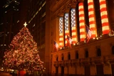 DowJones: Schlussglocke: Santa‑Claus‑Rally treibt US‑Aktien aufwärts – Apple, Nvidia, Salesforce und Airlines im Fokus