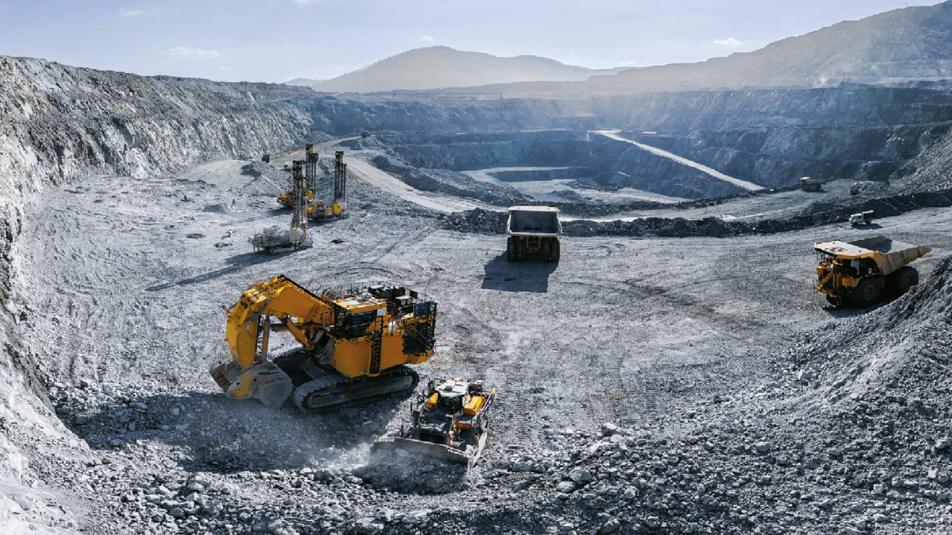 Weltweiter Run auf Rohstoffe! Das sind die Favoriten der Redaktion (Foto: Philip Mostert/Implats, Parilov/stock.adobe.com)