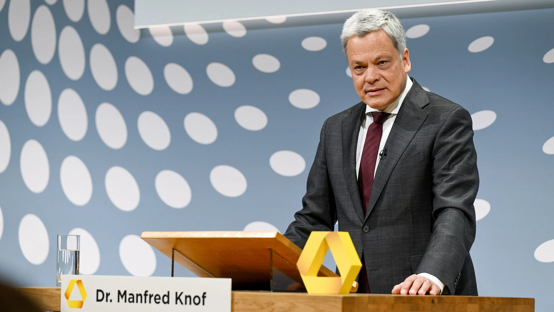 Weil er sich mit Unicredit‑Chef traf: Commerzbank kürzte Ex‑Boss Knof das Gehalt  (Foto: Commerzbank AG)