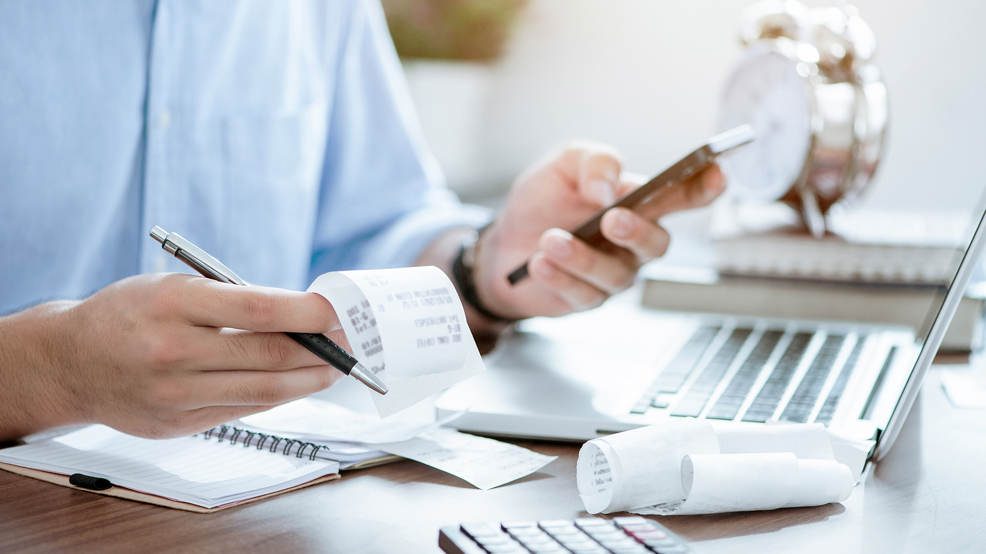 Noch weniger netto vom brutto: Wenn das passiert, müssen Sie bald kräftig zahlen (Foto: Khanchit-Khirisutchalual/iStock)