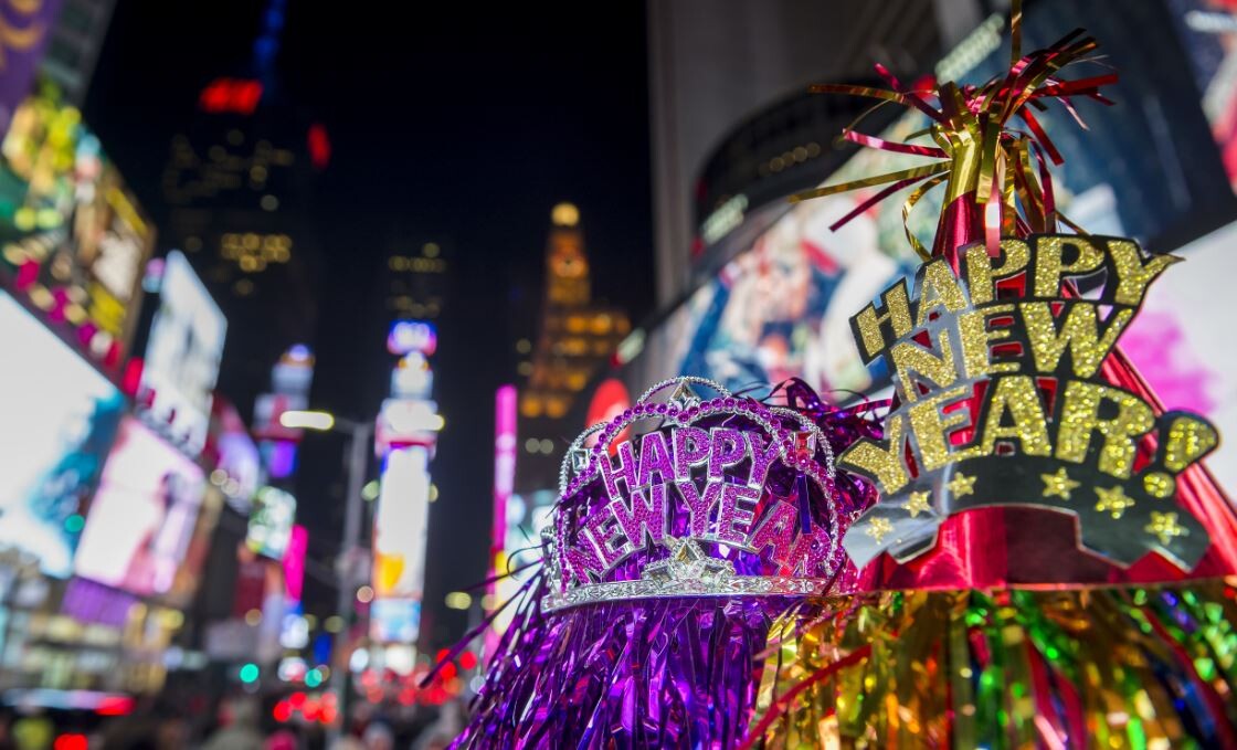 Wall Street mit ruhigem Silvester-Handel – Dow gewinnt 2021 rund 20 Prozent – Tesla mit China-Rückruf – Ball Drop im Metaverse