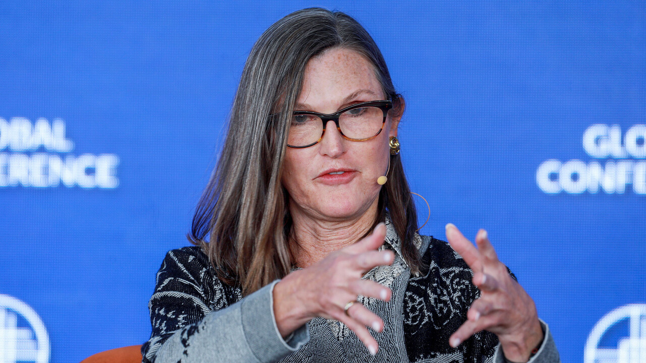 Palantir: Cathie Wood verkauft weiter – KI-Partnerschaft für Patienten