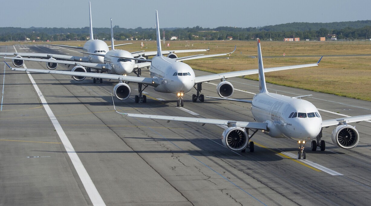 Aeronaves Airbus A330neo e A350 em sequência