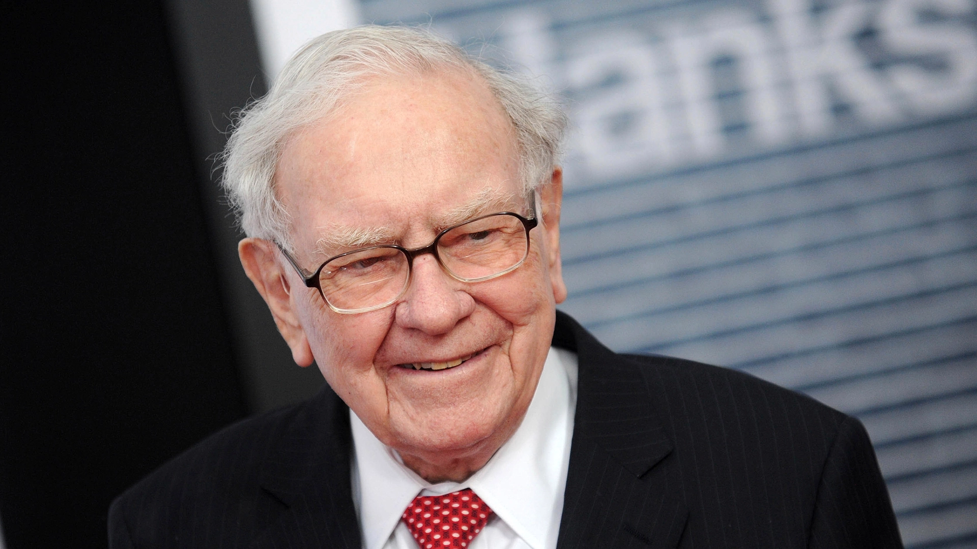 Warren Buffett ist 2024 bullisch für diese Branche: Bei 2 Aktien mit hoher Kurschance schlug er zu (Foto: Dennis Van Tine/STAR MAX/picture alliance/dpa)