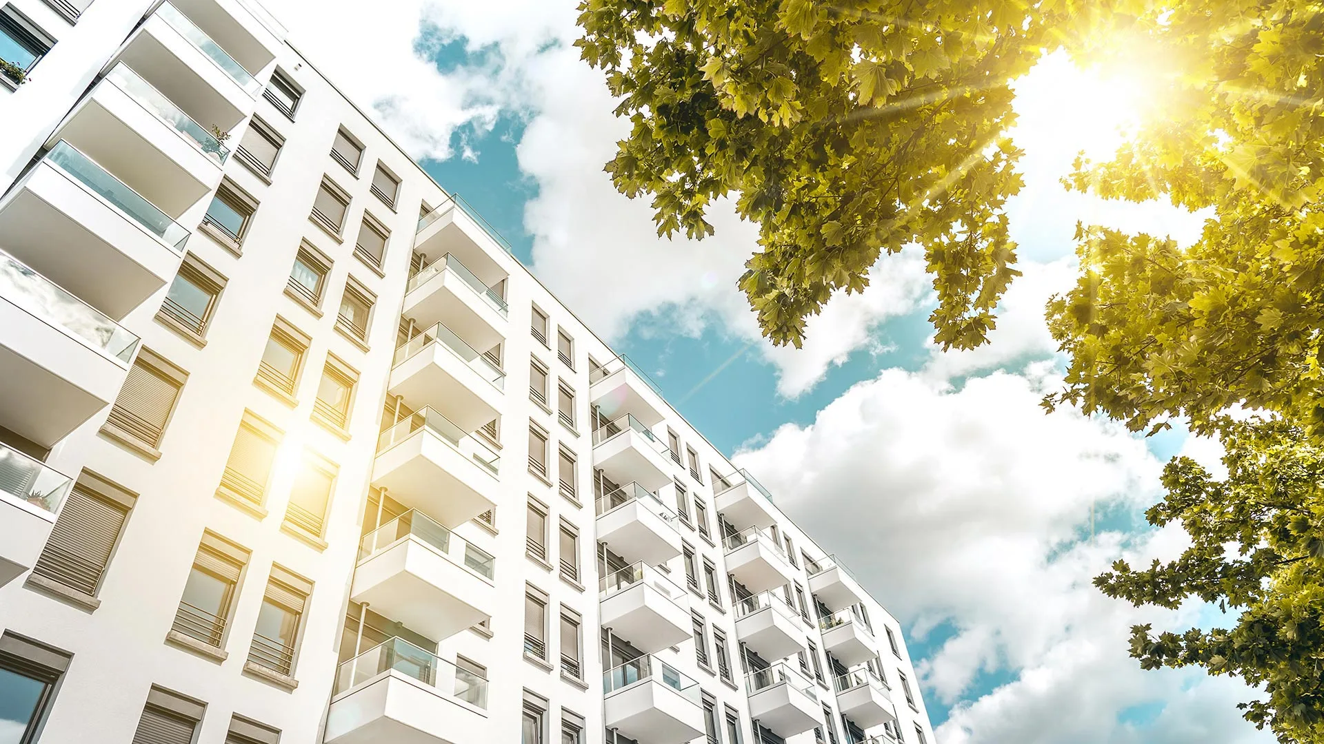 Ist das Signal zum Einstieg in Immobilienaktien wie Vonovia und Realty Income endlich da? (Foto: golero/iStock)