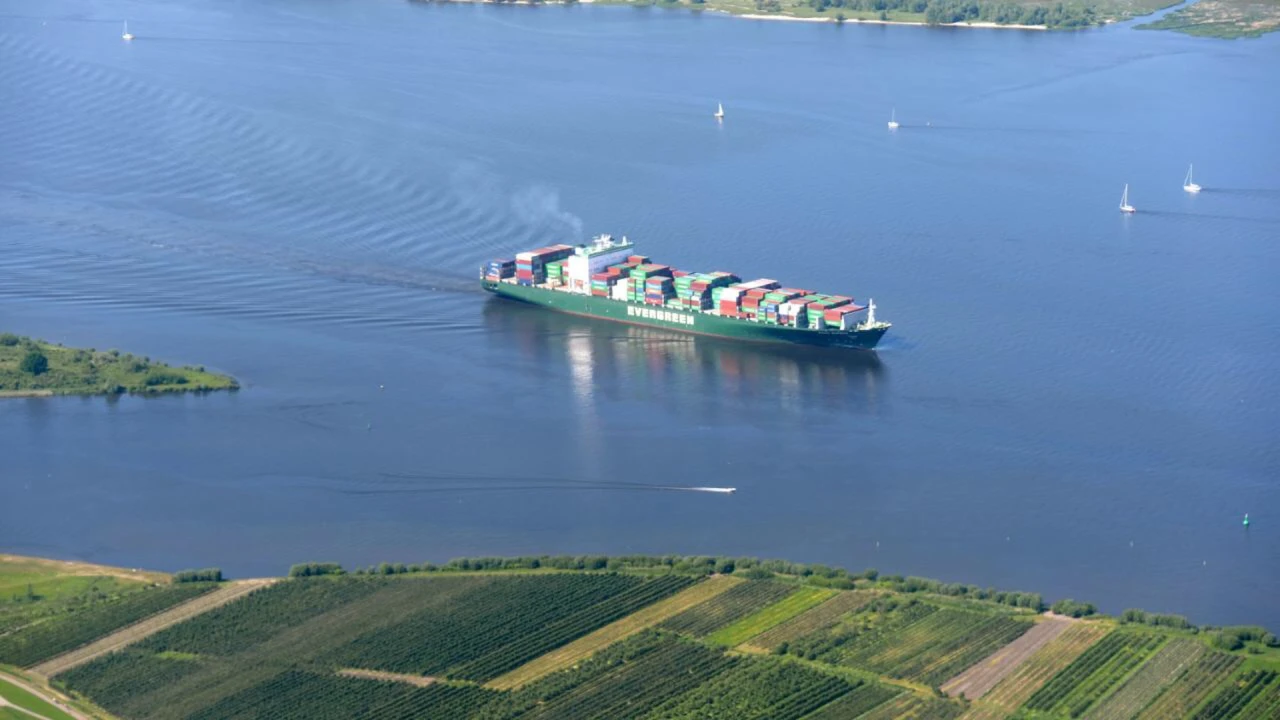 Hamburger Hafen Elbvertiefung kann nach 17 Jahren beginnen, Wettbewerbsfähigkeit und Marktanteile steigen, Aktie mit Luft nach oben