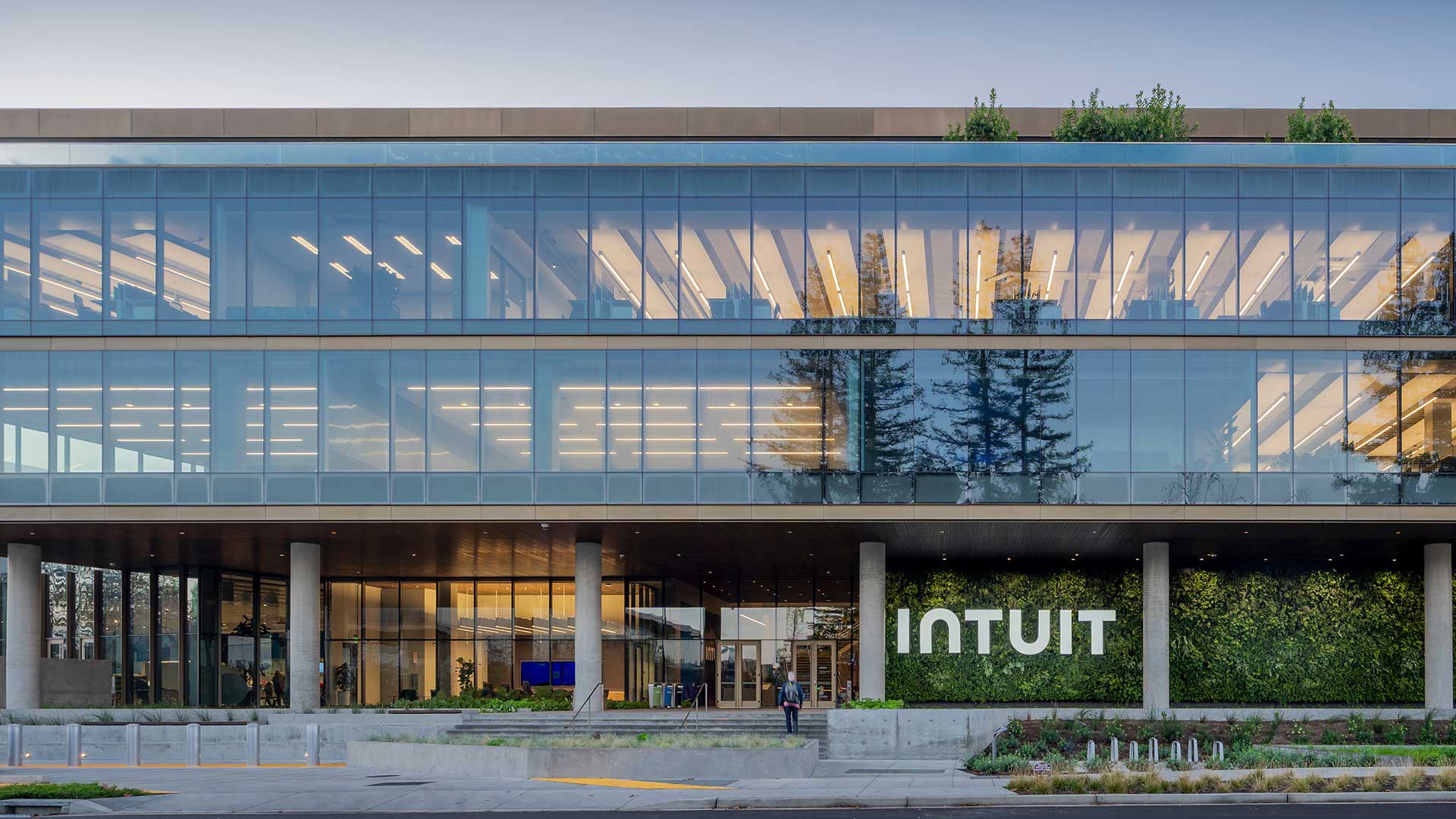 Intuit entwickelt Finanzsoftware für Privatkunden und Unternehmen – darunter die Steuerplattform TurboTax sowie die Buchhaltungssoftware QuickBooks. Die hohen Wachstumserwartungen der Analysten konnte das Unternehmen zuletzt nur noch knapp erfüllen.