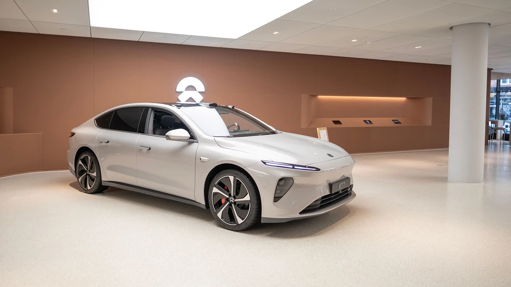 Elektroauto NIO EL6, SUV der chinesischen Marke Nio im Ausstellungsraum - shutterstock_2425077367