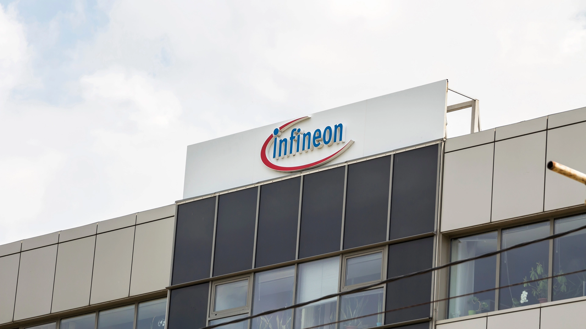 Die Talsohle ist erreicht: Jetzt winken bei der Infineon&#8209;Aktie fast 30% Kurschance (Foto: MDart10/Shutterstock)