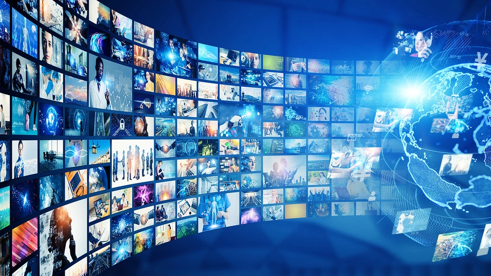 Interaktive Streaming Wand mit Videos hinter Weltkugel