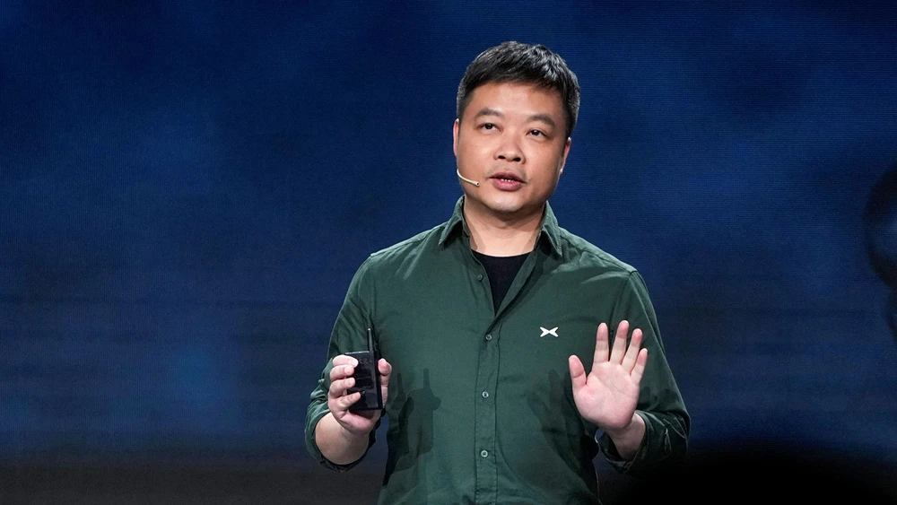 Xpeng Xiaopeng Motors CEO He Xiaopeng gestikuliert auf Bühne