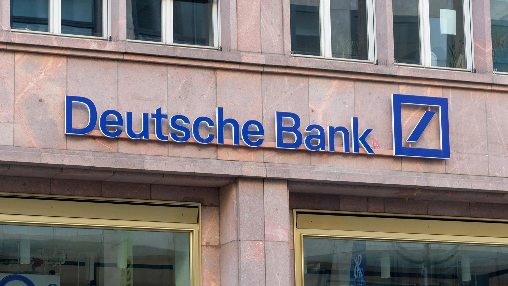 Deutsche Bank&#8209;Aktie: Winkt jetzt ein Dividendenregen? (Foto: gallofilm/Shutterstock)