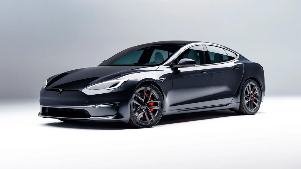 Tesla Model S steht vor hellem Hintergrund