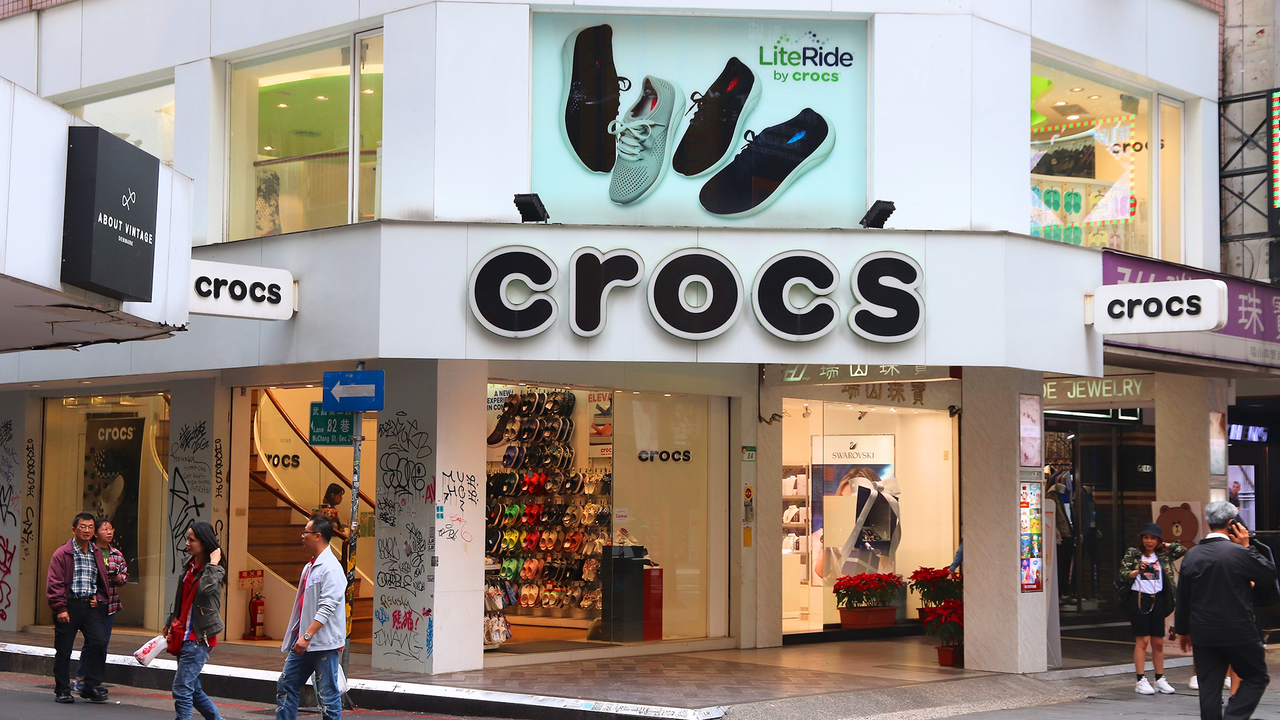 Crocs mit Zahlen: Die Kultmarke liegt im Trend