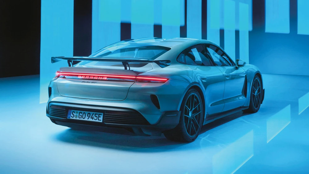 Porsche Taycan Turbo GT in futuristischer Umgebung