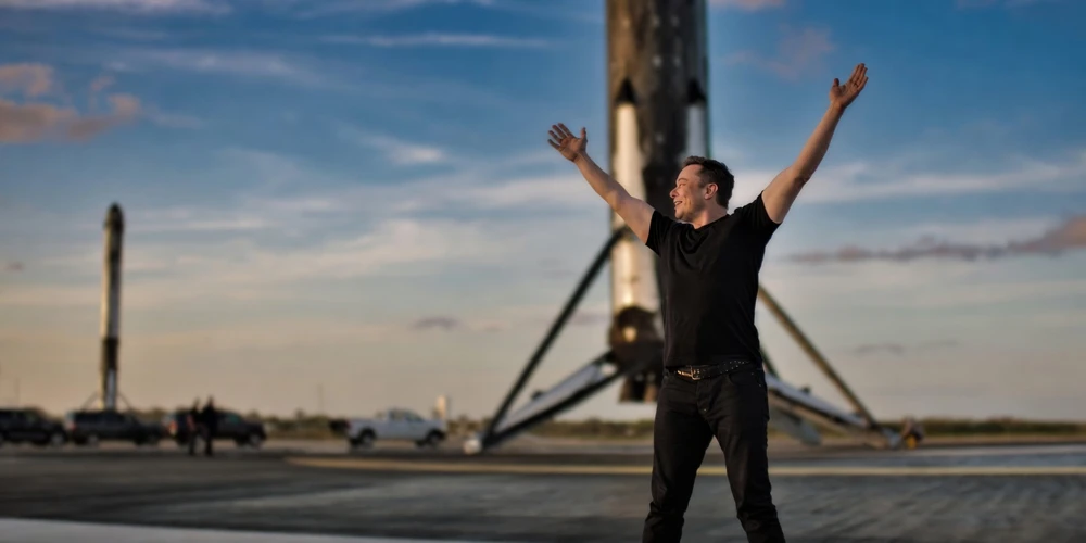 Elon Musk steht vor einer der ersten Falcon-9-Raketen.