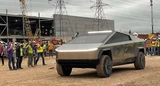 Tesla: Tesla: Elon Musk mit Cybertruck auf Baustelle von Gigafabrik + wichtiger Termin