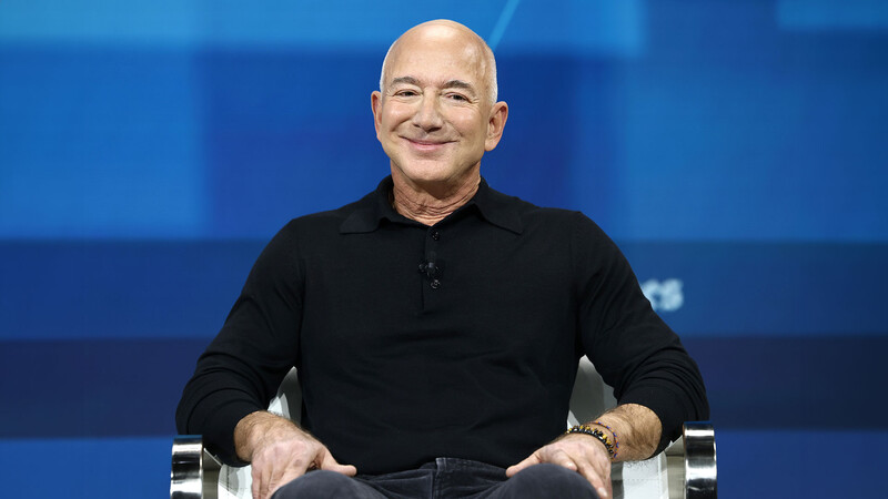 4. Jeff Bezos (240,9 Milliarden Dollar): Der 60-jährige Amazon-Gründer hält weiterhin knapp zehn Prozent der Anteile am E-Commerce-Riesen. Nach seiner Scheidung 2019 von MacKenzie verkaufte Bezos Aktien im Wert von über 38 Milliarden Dollar, investiert aber weiterhin über Bezos Expeditions in Unternehmen wie Airbnb und Workday.
