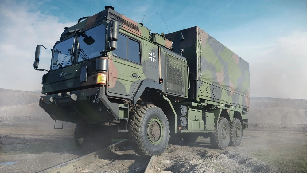 Ein Rheinmetall Panzerfahrzeug fährt über Gleise