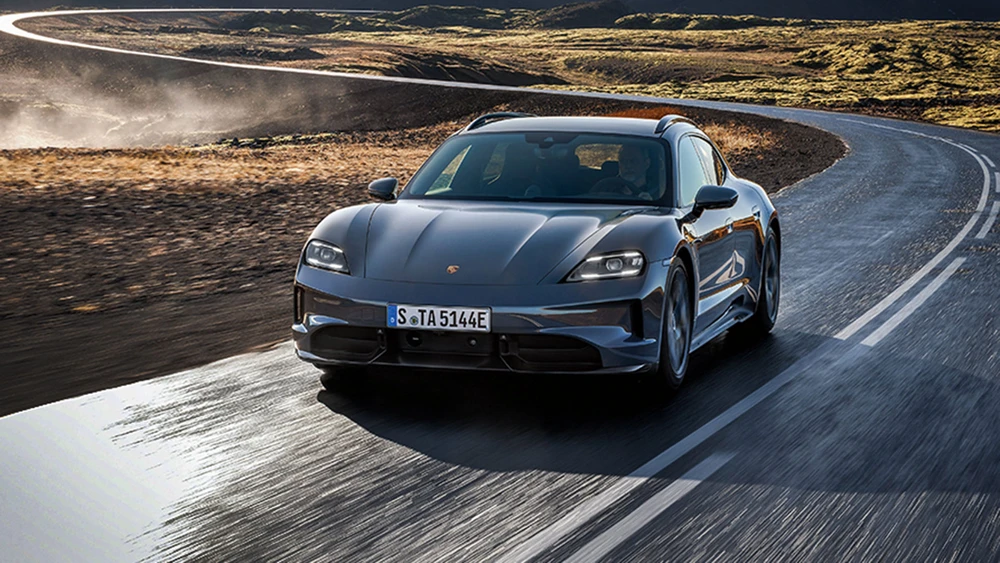 Porsche Taycan GTS fährt auf Landstraße