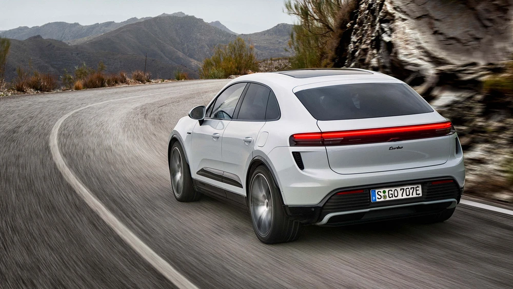 Porsche Macan fährt auf einer Gebirgsstraße