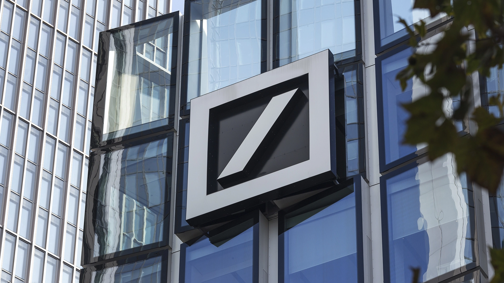 Deutsche Bank-Aktie schmiert deutlich ab: Was ist hier los? Kommt jetzt die Korrektur? (Foto: Tobias Arhelger - stock.adobe.com)