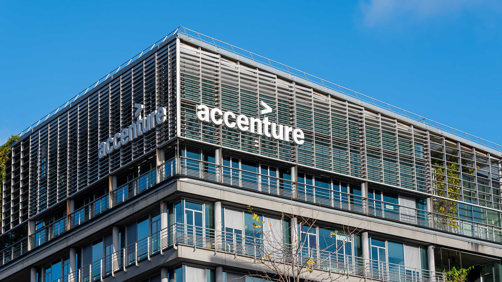 Der Unternehmensberater und IT-Dienstleister verzeichnet schwächere Auftragseingänge und senkt seine Umsatzprognose. Analysten bleiben optimistischer und rechnen bei Accenture im laufenden Geschäftsjahr mit 5,7 Prozent mehr Umsatz.